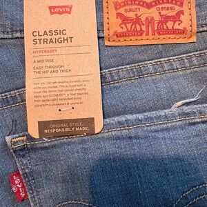 Levi's classic straight Medium Wash Denim Jeans. NWT
